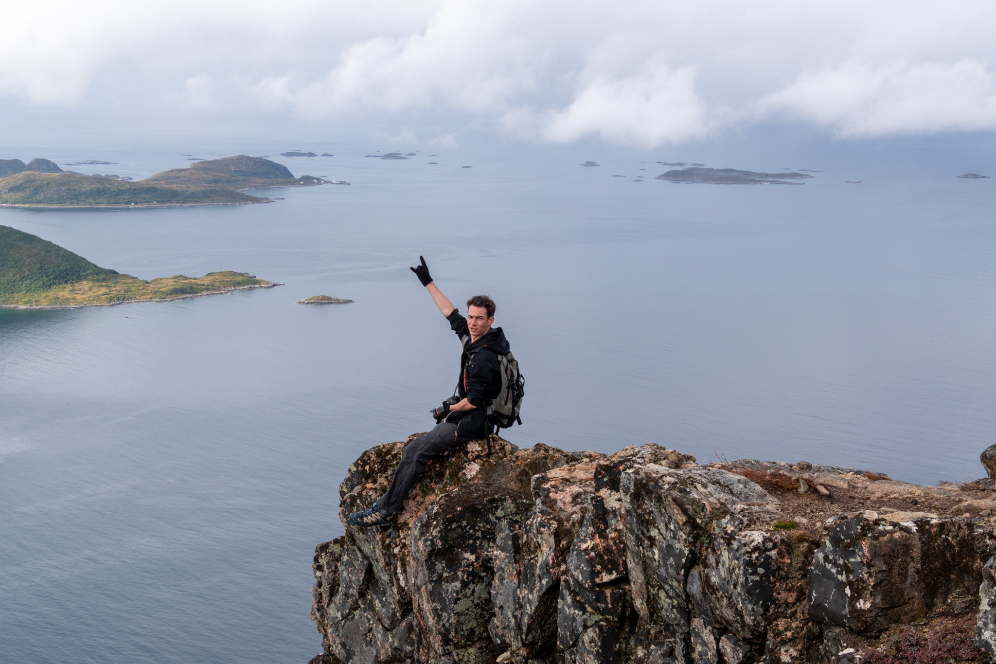 Doigts de métal en fourrure