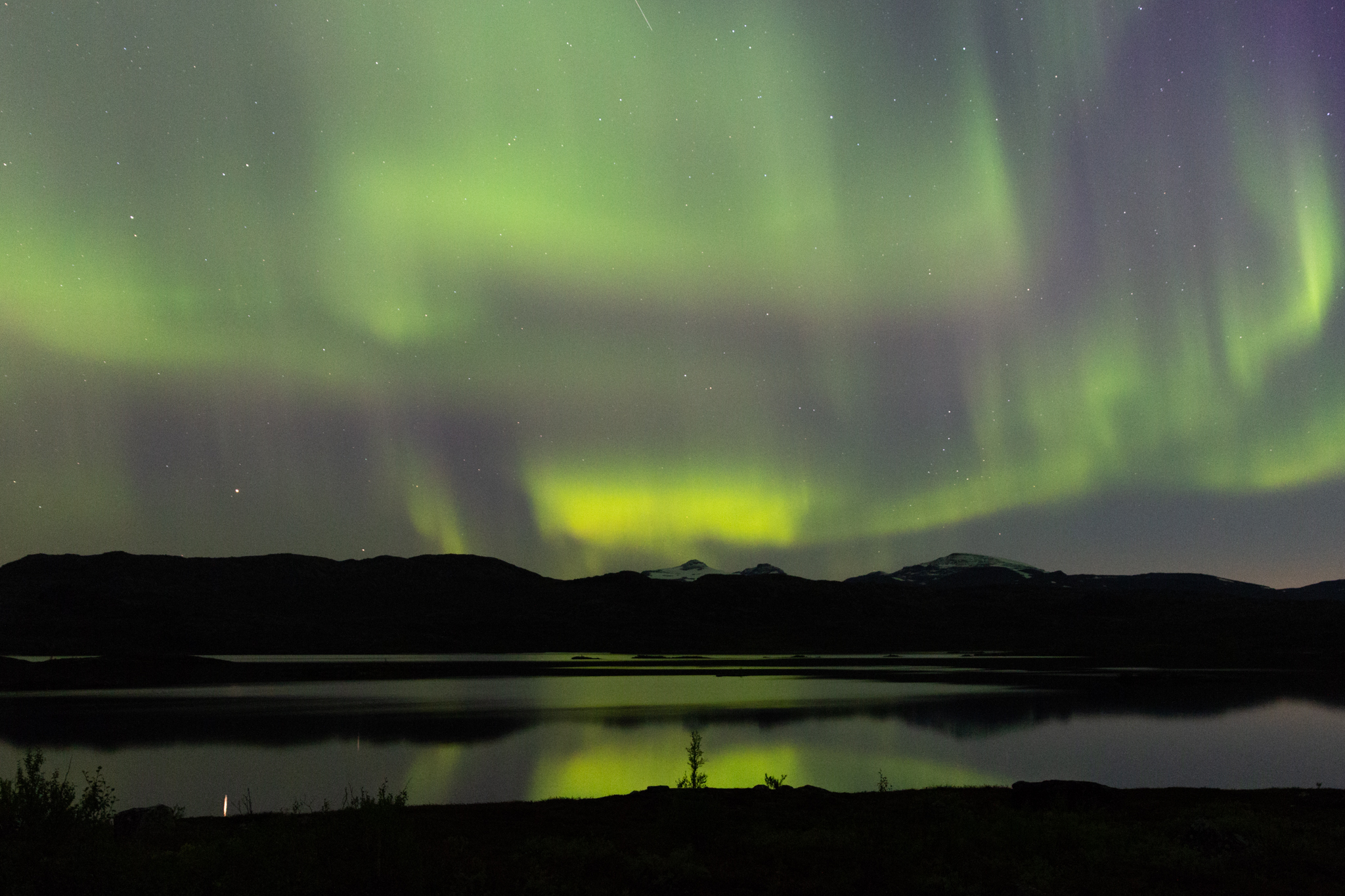 Aurores boréales sur le lac